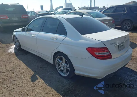 2013 Mercedes-Benz C 300 Sport 4Matic z USA, uszkodzony, nr VIN WDDGF8ABXDA778193